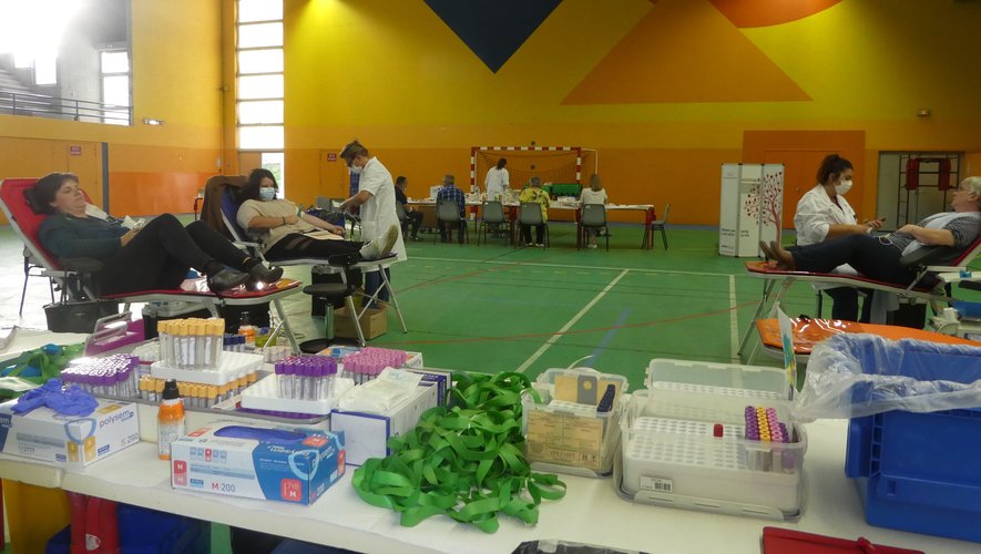 L’équipe médicale a accueilli une centaine de donneurs au gymnase.