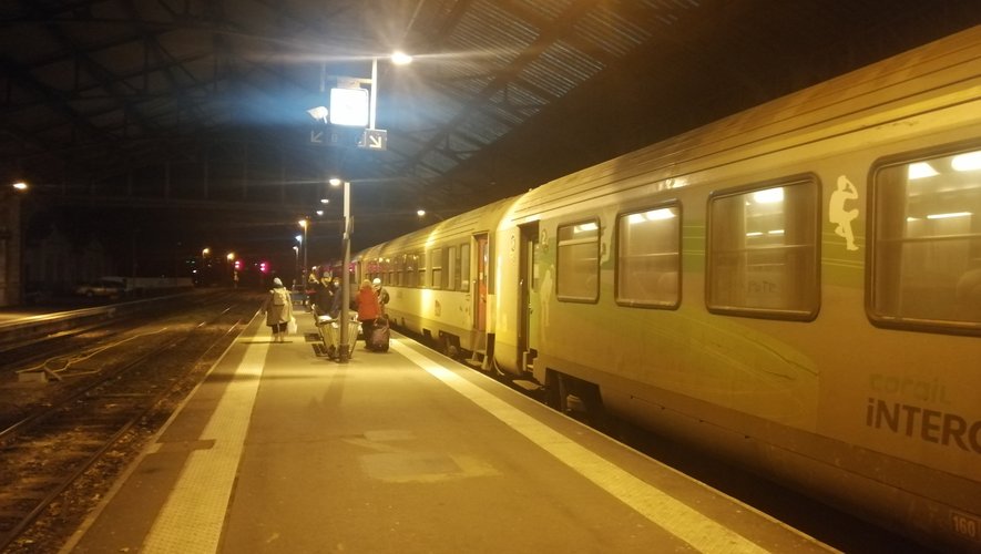 L'Intercité de nuit Rodez-Paris en gare de Rodez.