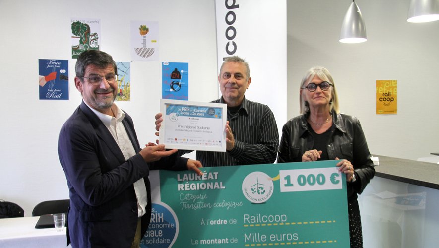 De gauche à droite Patrick Jeanjean, président actuel de Railcoop, Dominique Guerrée (président-fondateur) et Marielle Girerd lors de la remise du Prix de la transition écologique.