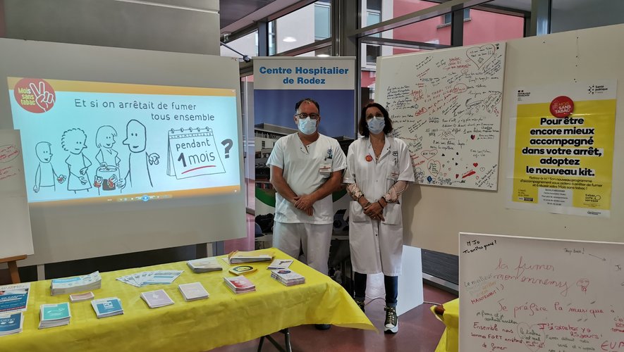 Une partie de l'équipe d'addictologie de l'hôpital de Rodez devant le stand d'information concernant le mois sans tabac.