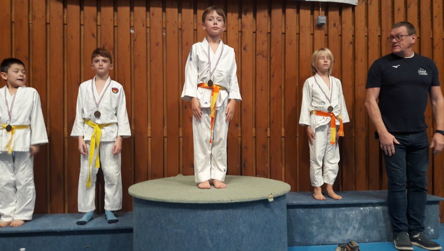 Un podium de poussins avec trois judokas villefranchois.