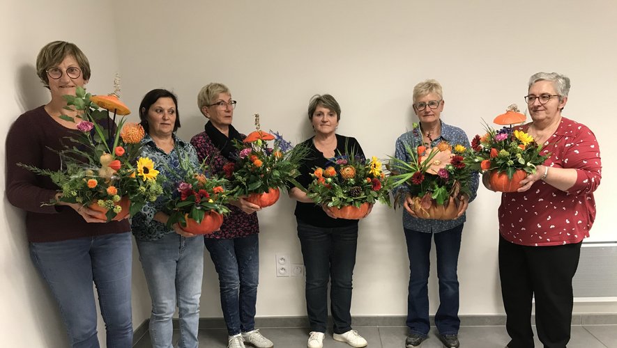 Le groupe présente les bouquets issus de l’atelier d’art floral.