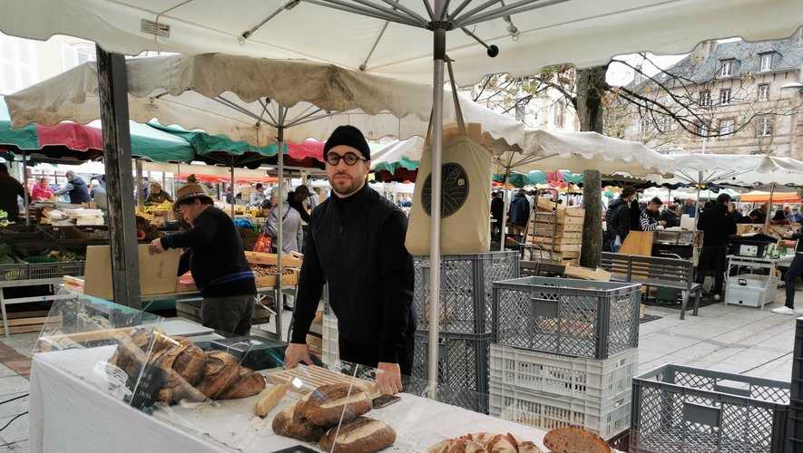 Grégoire Barres s’est installé sur le marché de Rodez en 2017 où il vend différents types de pains au levain naturel.