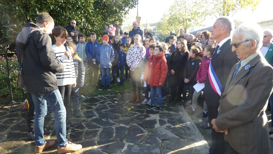 Les enfants des écoles Jean-Boudou  et Saint-Jean lors de leurs interventions au monumentaux morts de La Primaube.