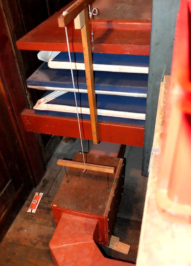Commande pneumatiquedes soupapes placées sousles sommiers qui autorisaient ou pas l’arrivée du "vent"dans le tuyau d’orgue.