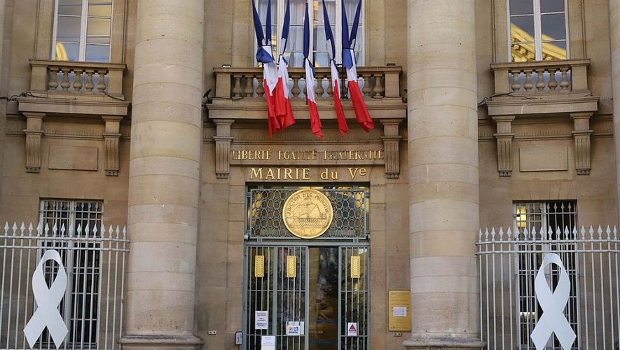 La façade de la mairie du 5e arbore dans ce cadre deux grands rubans blancs, symbole international de la lutte contre les violences faites aux femmes.