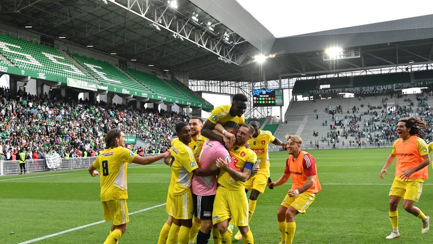 La joie des Ruthénois après leur qualification pour le 8e tour de Coupe de France, à Saint-Etienne (0-0, 3-4 tab).