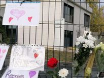 Devant le collège de Vanesa à Tonneins, les messages de soutien s'accrochent au grillage.