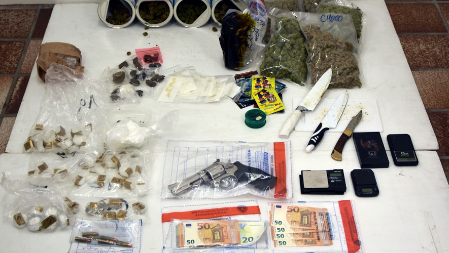 Cannabis, cocaïne, armes et argent saisis lors de la perquisition.