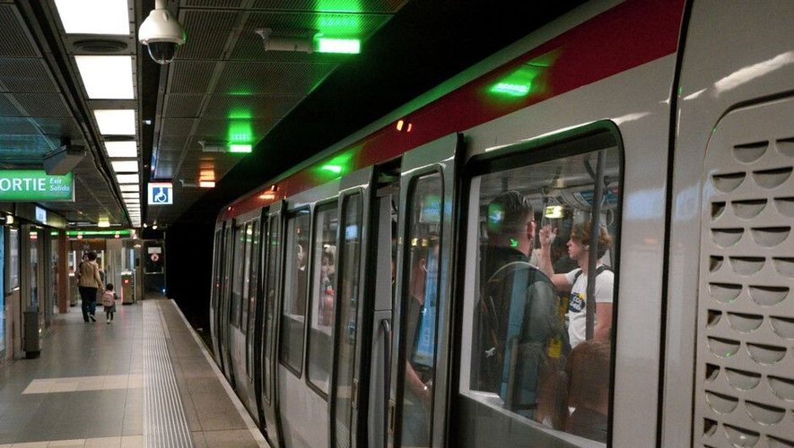 Les lumières sont au vert : il y a donc de nombreuses places assises encore disponibles dans cette rame du métro D à Lyon.