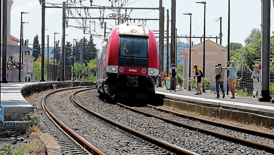 En août 2022, après cinquante ans sans circulation, les trains ont repris leurs trajets sur la rive droite du Rhône, reliant à nouveau Bagnols-sur-Cèze, Pont-Saint-Esprit et Nîmes.