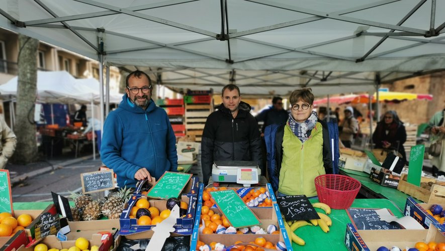 À 36 ans, Guilhem Pouget, au centre, va perpétuer l’histoire familiale née en 1960, en reprenant seul, fin 2023, l’entreprise de fruits et légumes.
