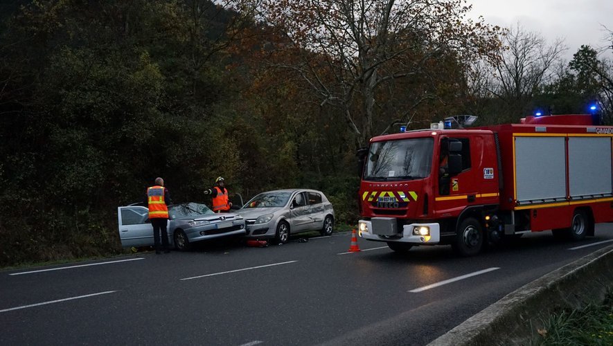 Les quatre hommes, âgés entre 21 et 45 ans ont été évacués vers le centre hospitalier de Millau.  