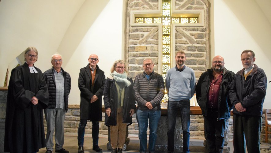 Anne-Marie Feillens avec le conseil presbytéral installé ce dimanche 27 novembre au temple des protestants à Rodez.