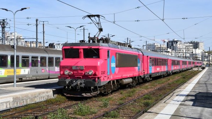 Les Ouigo Train classique sont d’anciens trains Corail réaménagés et repeints en rose et bleu.