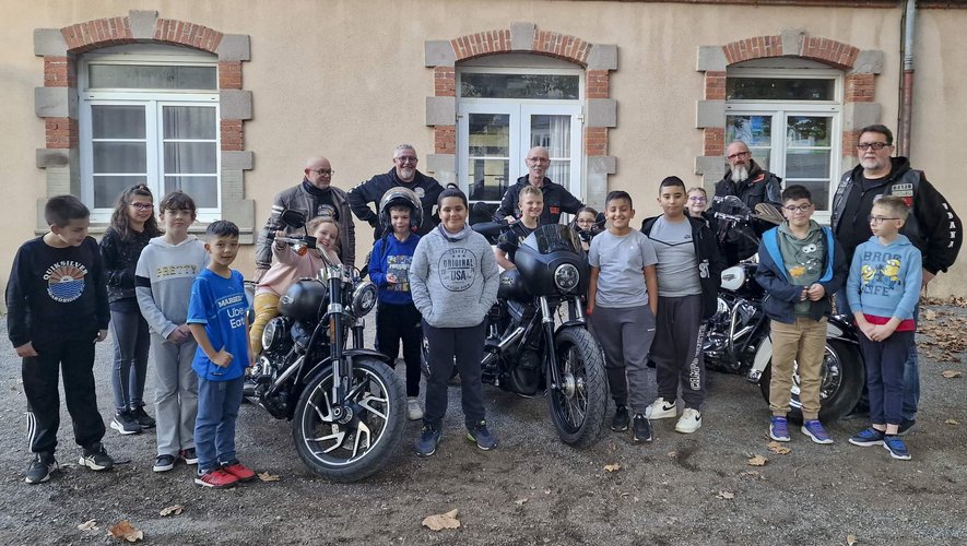 Les bikers de UBAKA Occitanie entourés des élèves de Sainte-Foy ravis de cette rencontre insolite.