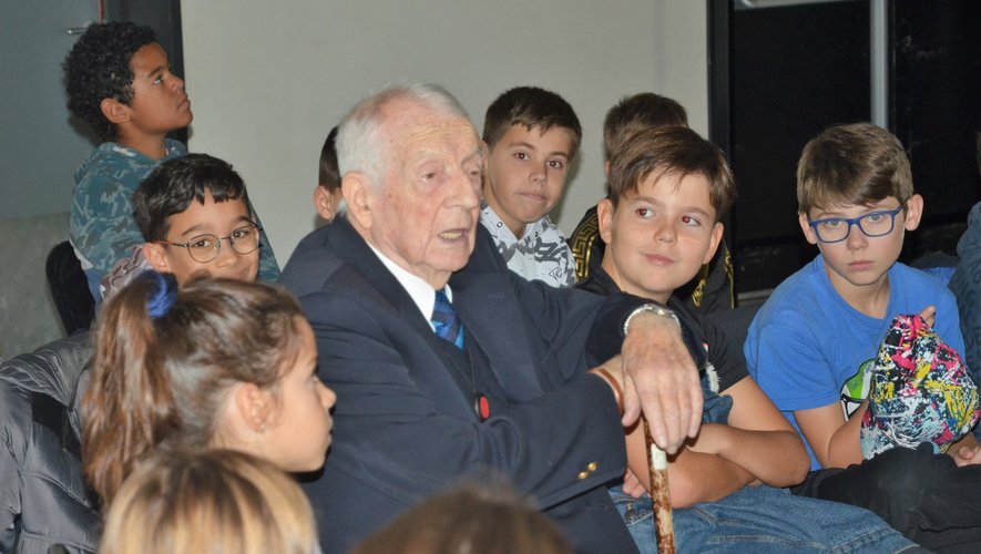 Albert Lefèvre, 94 ans, lors de la rencontre, a témoigné de ce jour historique avec les enfants scolarisées dans les deux écoles de la commune.