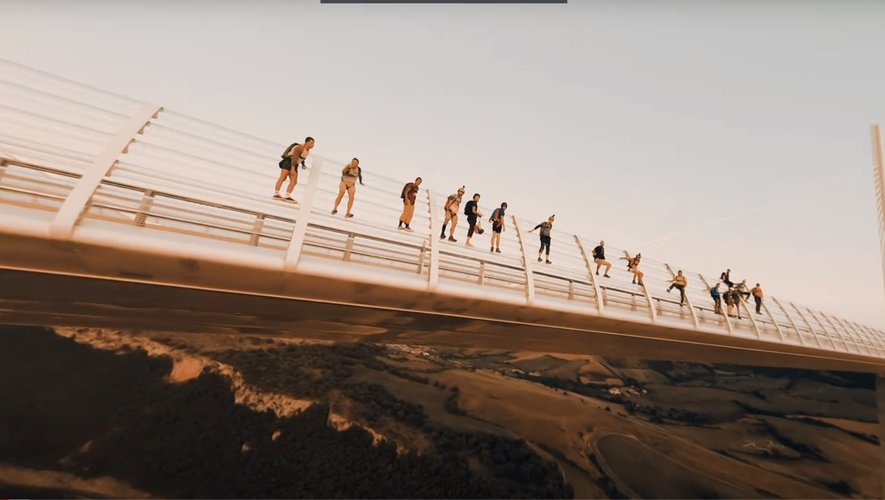 En 2020, la vidéo montrant une vingtaine de base jumpers sauter du viaduc de Millau avait fait sensation sur la toile.