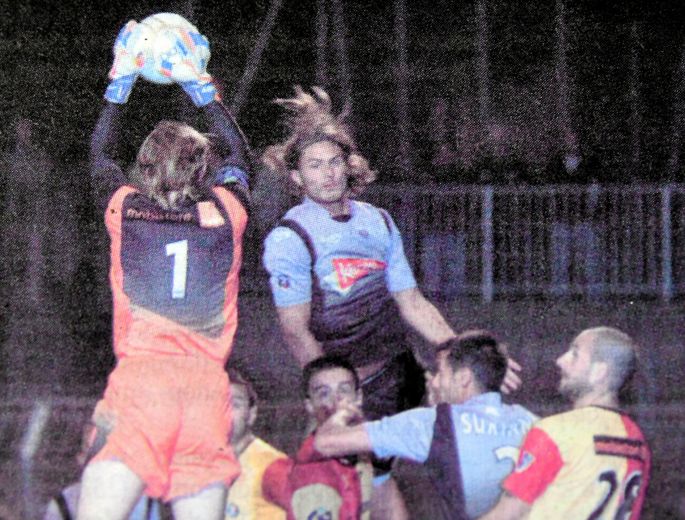 Giroud avec Istres face au Raf de Sopalski, en 2007.