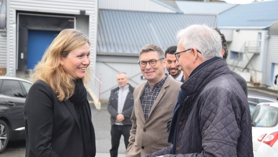 Yaël Braun-Pivet a été accueillie par Yves Soulhol, directeur de la coopérative Jeune Montagne et Vincent Alazard, maire de Laguiole.