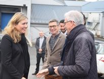 Yaël Braun-Pivet a été accueillie par Yves Soulhol, directeur de la coopérative Jeune Montagne et Vincent Alazard, maire de Laguiole.