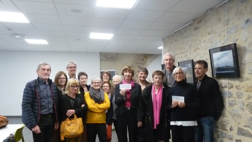 Lors de la remise des chèques aux représentantes du Comité départemental Aveyronde la Ligue Contre le Cancer et du Comité Départemental de sensibilisation contre le cancer du sein.