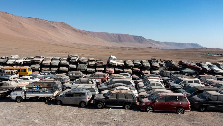 Dans la ville voisine d'Iquique, ce sont des milliers de voitures désossées provenant des Etats-Unis, du Japon ou de Corée qui s'entassent.
