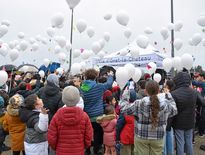 L'hommage s'est terminé par un lâcher de ballons avec des messages d'amitié et des dessins.