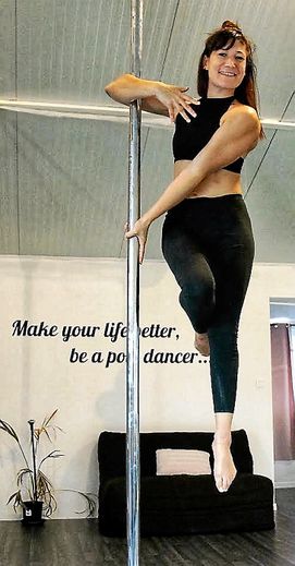 Claire Chemla, 36 ans, donne des cours de pole dance depuis 2015 à Rodez.