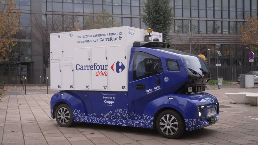 Carrefour déploie une navette autonome pour gérer la livraison des courses en banlieue parisienne.