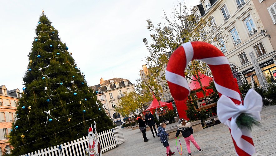 Les enfants prennent petit à petit possession du village de Noël, installé place de la Cité.
