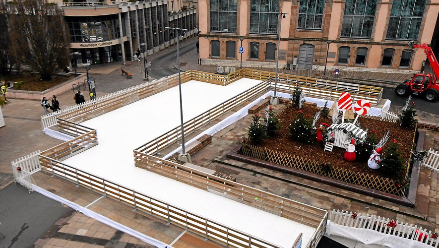 La patinoire a été dressée place de la mairie. Elle est prête à accueillir ses premiers visiteurs dès ce 9 décembre.