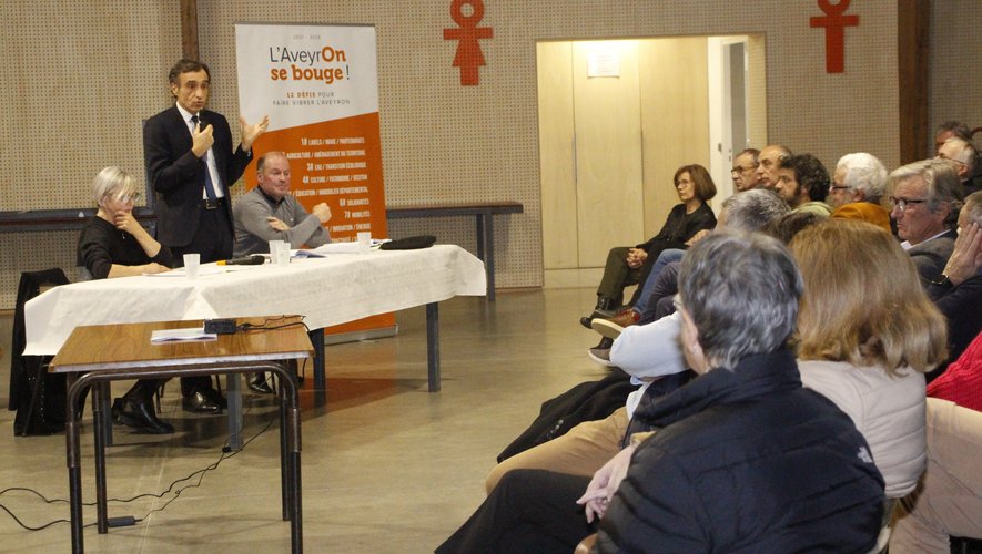 Arnaud Viala entouré de Brigitte Mazars et André At à l’écoute des élus du canton Aveyron-Tarn.