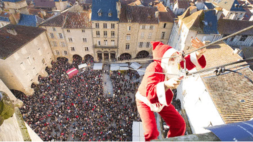 A Villefranche-de-Rouergue, en marge du marché de Noël qui se tient jusqu' au 31 décembre, le Père Noël fera sa grande descente le dimanche 18 décembre à 16h00. 