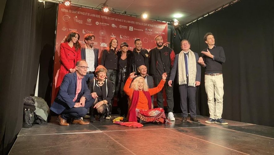Brigitte Fossey et les comédiens invités, avec le maire et le directeur du  festival.