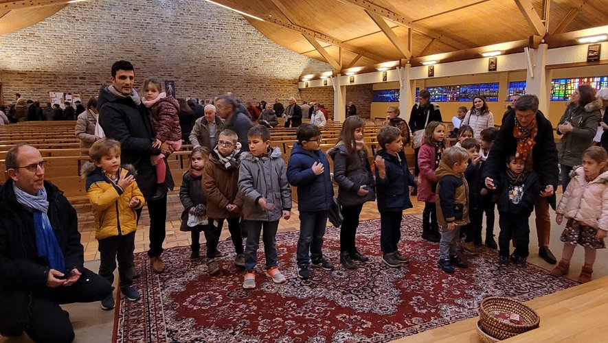 Les enfants réunis en l’église St-Jean à La Primaube après avoir confectionné des petites crèches.