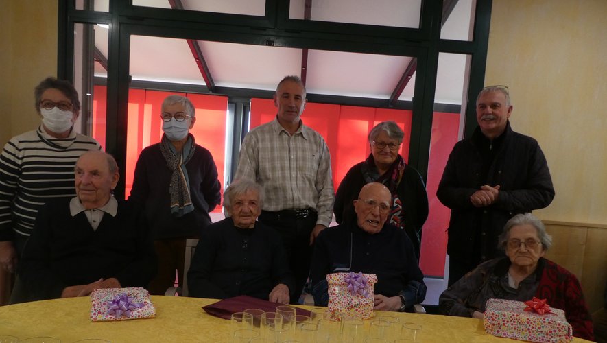 Les centenaires, la municipalité, la direction et l’association "Les amis  de le maison de retraite".
