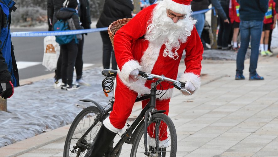 Le père Noël avait troqué le vélo ce dimanche matin pour arriver avant les premiers et remettre les cadeaux.