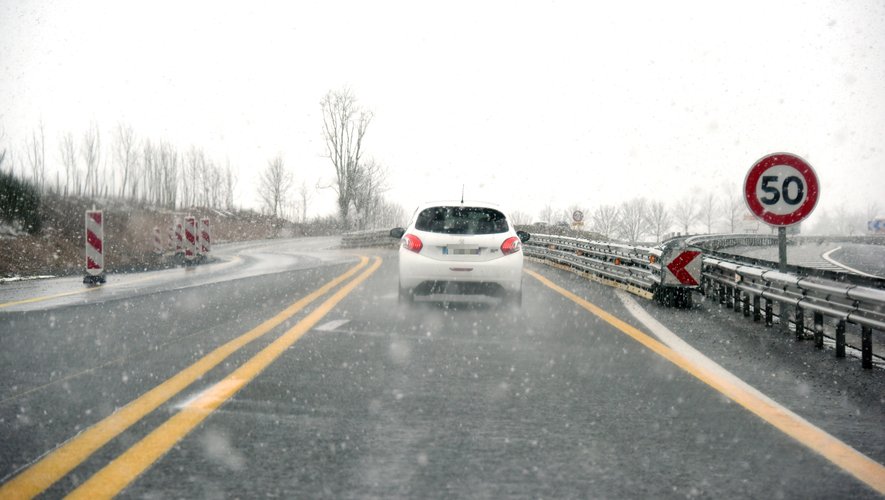 Attention, prudence sur les axes routiers, la neige et le verglas devraient s'inviter à partir de la fin de journée.