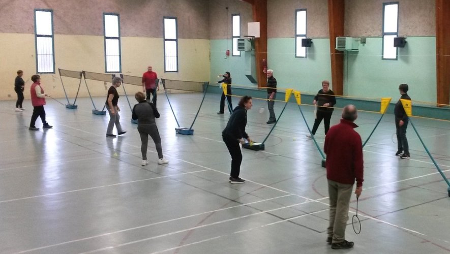 Le badminton est prisé par les seniors.