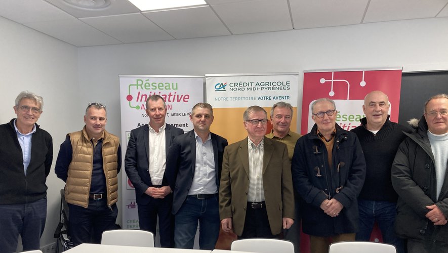 Les représentants du réseau Initiative Aveyron aux côtés des représentants du Crédit Agricole, Benoît Quintard, vice-président de la caisse régionale du Crédit agricole et de Pascal Duprat, directeur adjoint développement.