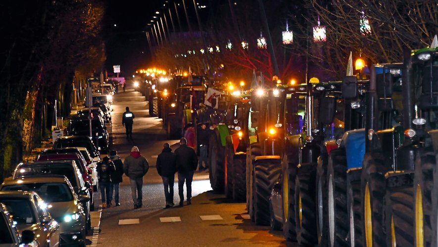 Plus de 300 agriculteurs venus de tout le département ont fait entendre leur colère à Rodez hier soir.