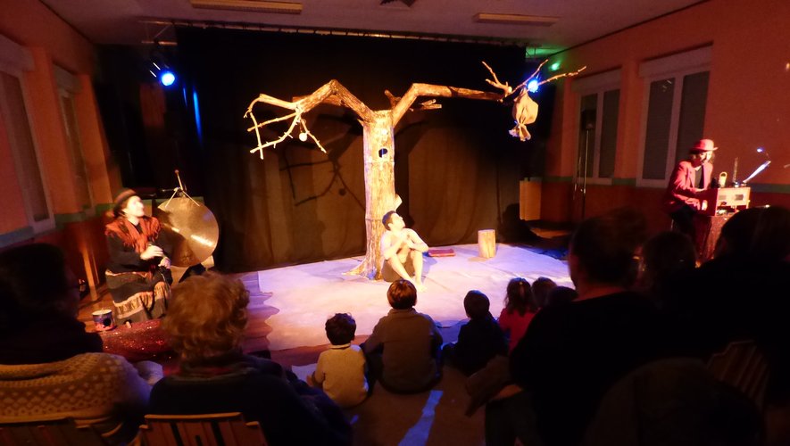 Le public a assisté à une pièce de théâtre de  Création Ephémère de Millau.