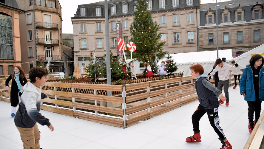 La patinoire sur la place de la mairie.