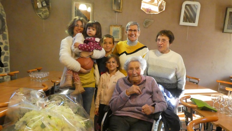 Lucienne Rieu, une centenaire entourée de ses filles et petits et arrière-petits-enfants chez Colette.