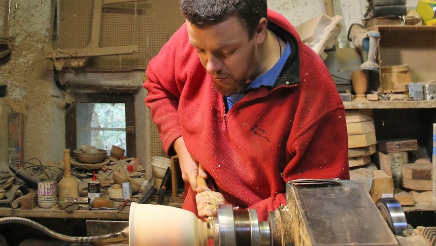Dominique Maisonabe dans son atelier, au travail sur son tour à bois.