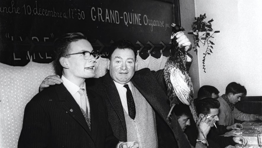 Jack Robert (gauche) et le président Gaston Ricard, lors d’un quine de la Lyre en 1961, à l’hôtel Roques.