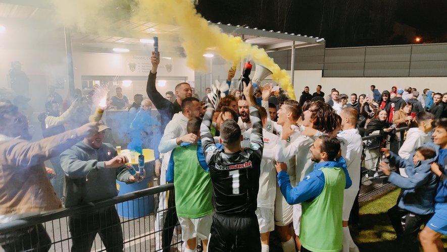 La joie des joueurs castonétois lors de leur qualification en huitième tour de Coupe de France, après la victoire 2-1 contre Feurs le 29 octobre.