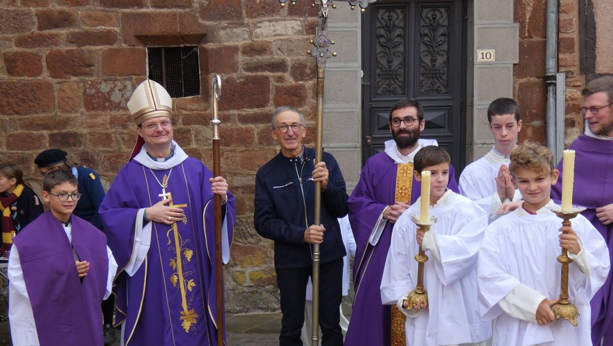 Une cérémonie rituelle en présence de l’évêque de Rodez.