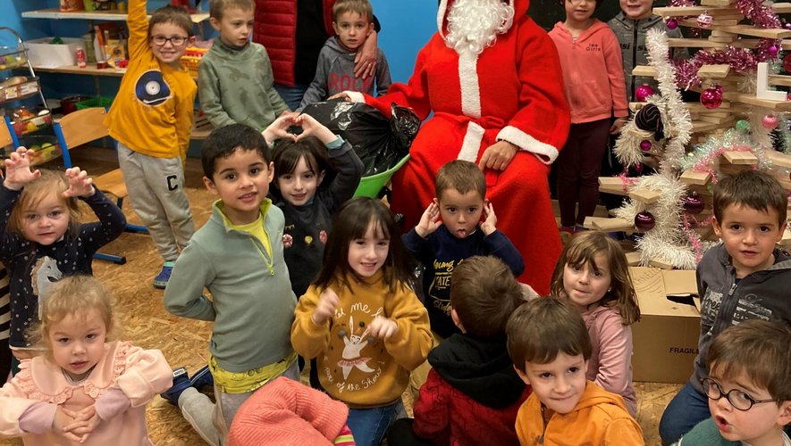 Un père Noël pour rendre les élèves heureux en participant à la tradition